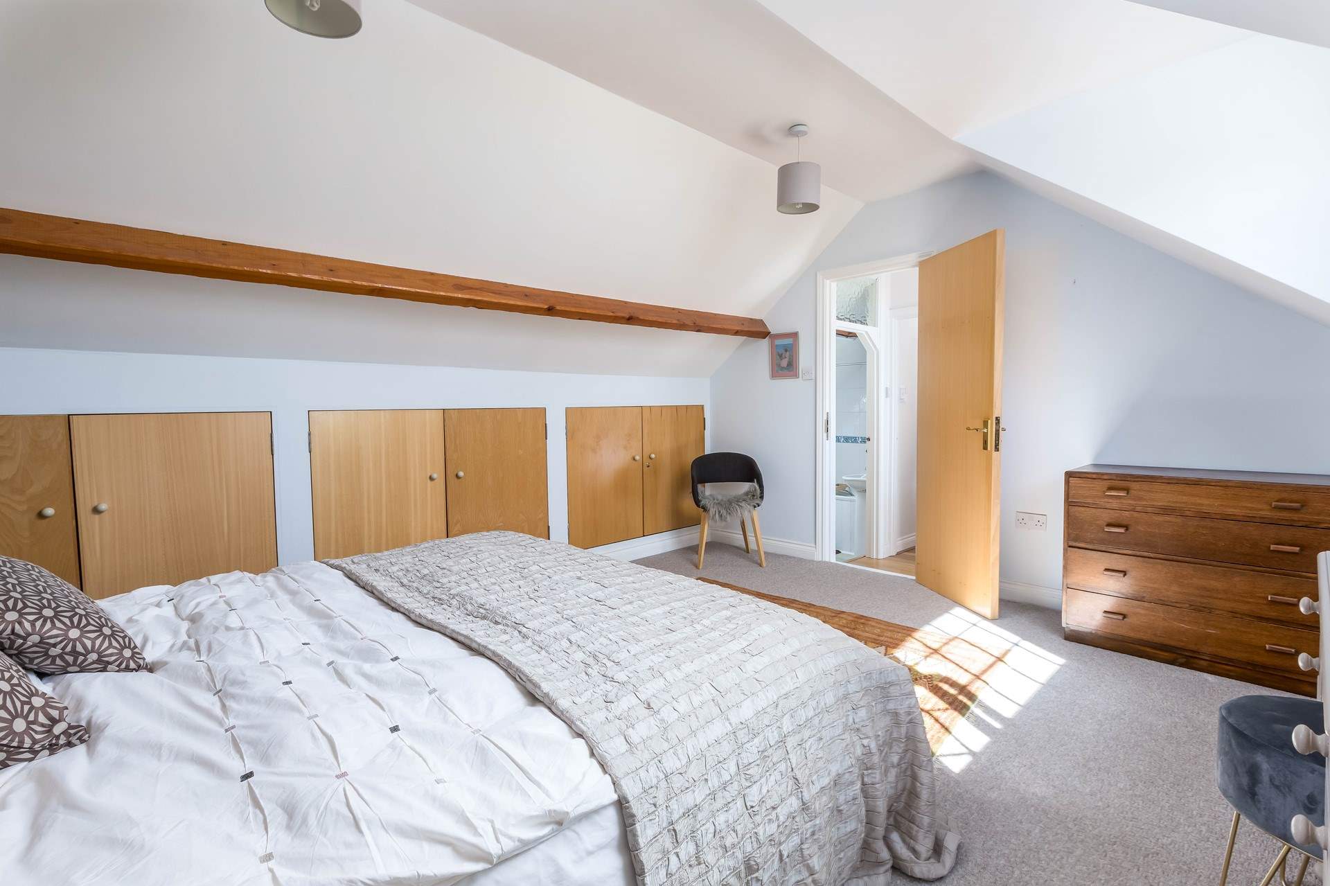 The room is beautifully furnished and light floods this room.