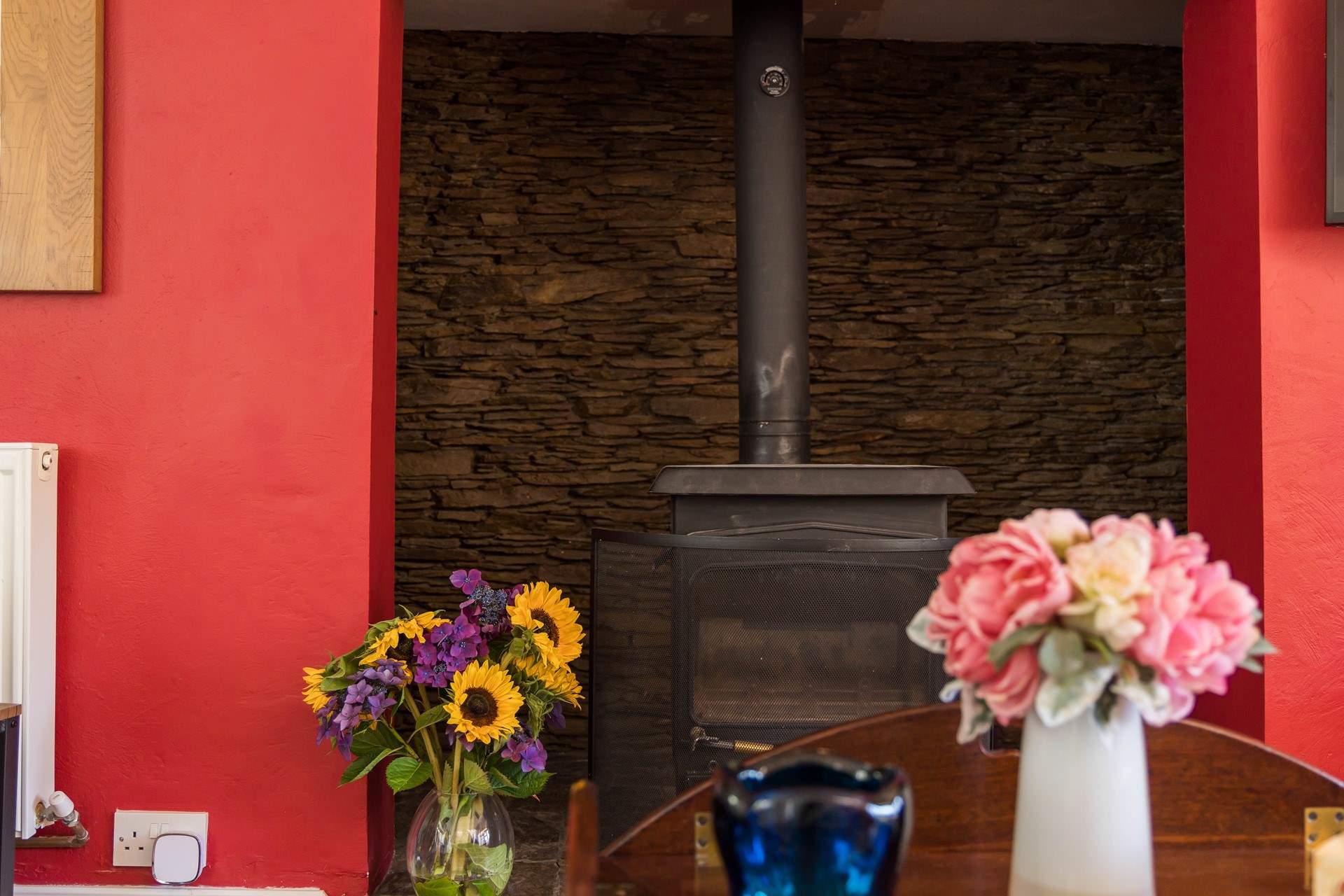 Huddle around the charming wood-burner in the cold winter evenings. 