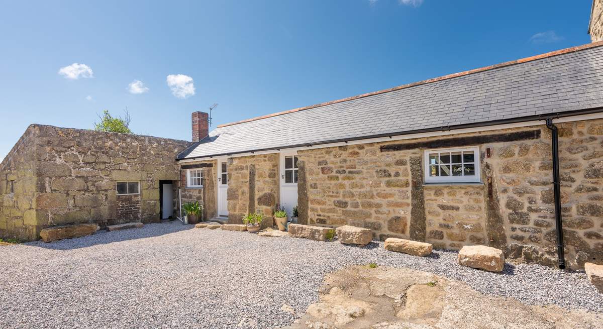 Stargazey Barn is a single-storey dwelling situated in a small hamlet in west Cornwall.