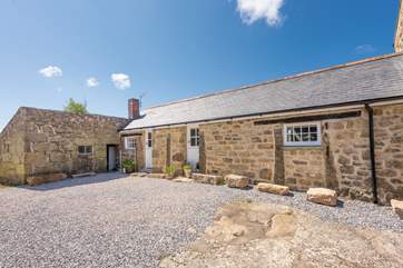 Stargazey Barn is a single-storey dwelling situated in a small hamlet in west Cornwall.