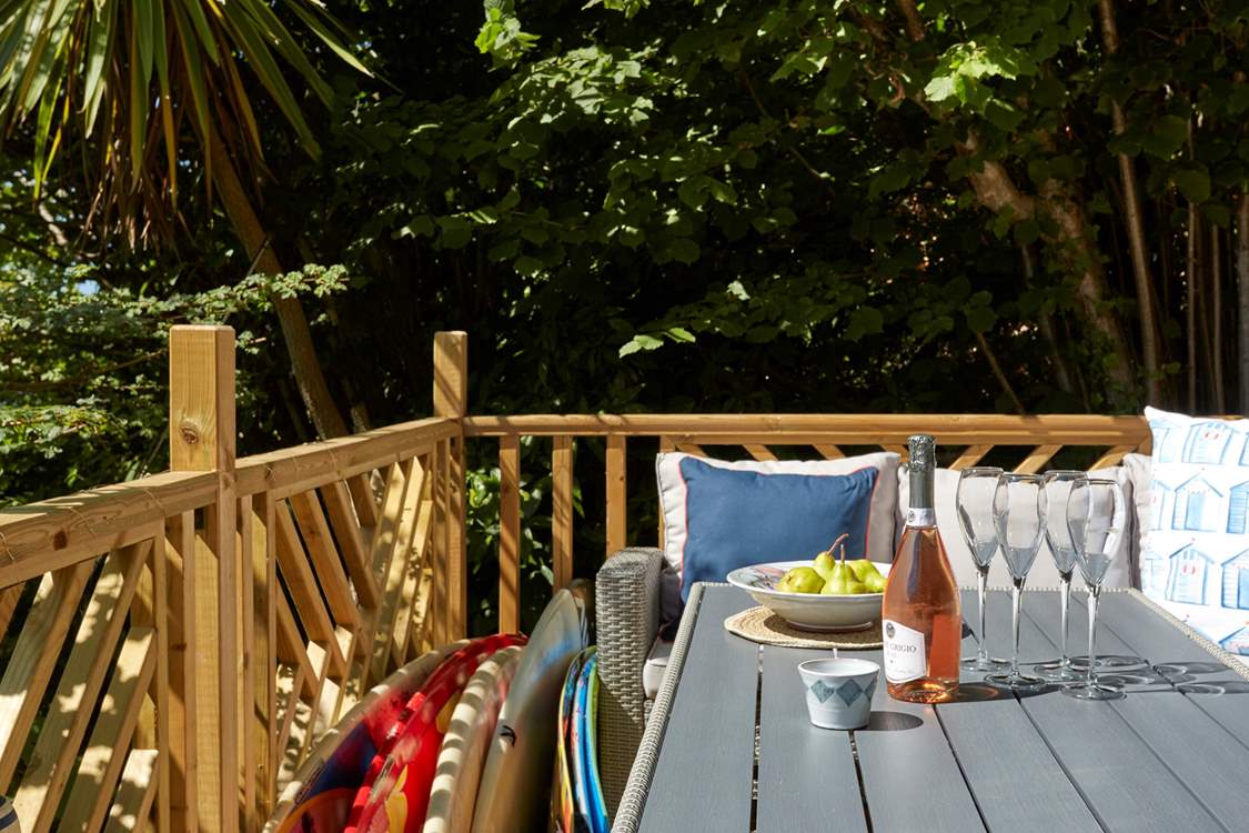 Al fresco dining, it's what holidays are made for.
Please note we respectfully request this lovely area should not be used after 10pm at night due its close proximity to residential neighbours .