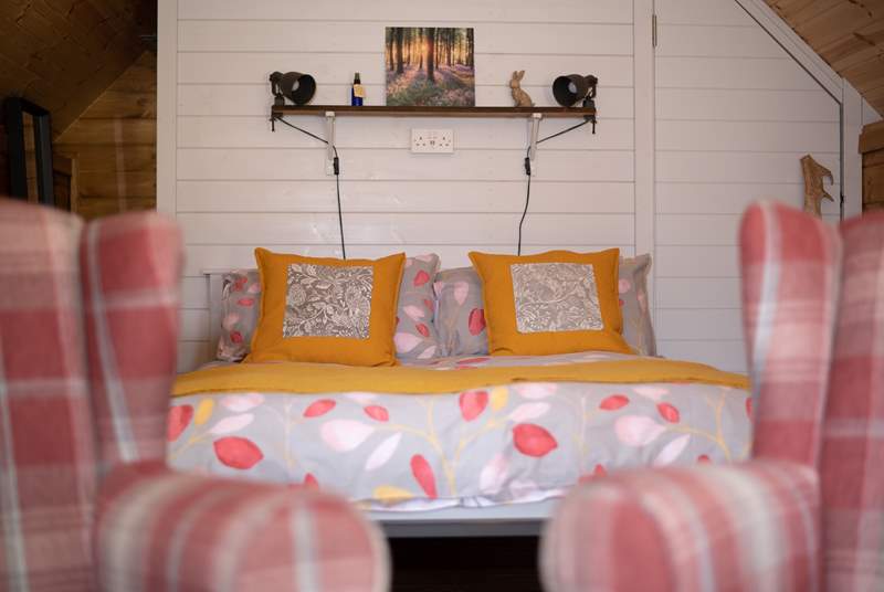 The cosy double bed promises a peaceful night's sleep. 