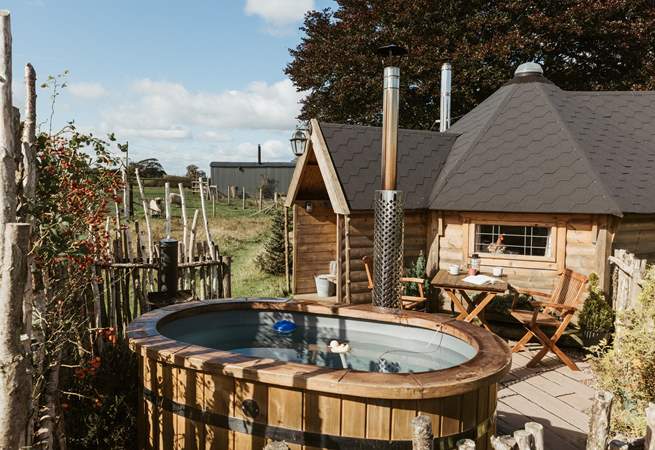 A cosy cabin with a heavenly hot tub. 