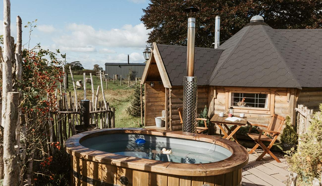 A cosy cabin with a heavenly hot tub. 