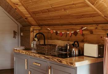 The kitchen is well-equipped for your stay in nature. 