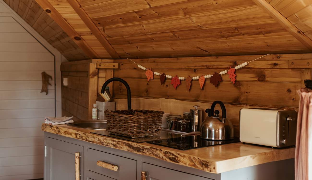 The kitchen is well-equipped for your stay in nature. 
