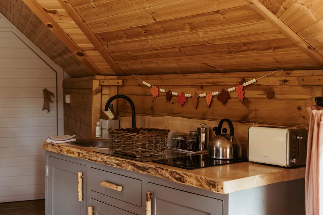 The kitchen is well-equipped for your stay in nature.