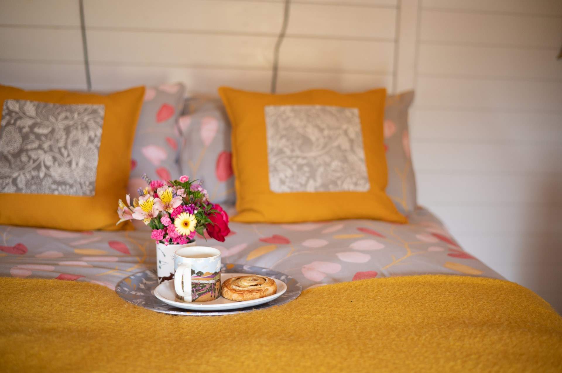 The sumptuous double bed promises a peaceful night's sleep. 