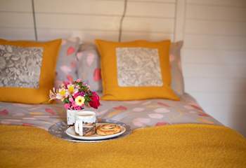 The sumptuous double bed promises a peaceful night's sleep. 