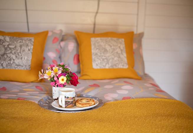 The sumptuous double bed promises a peaceful night's sleep. 