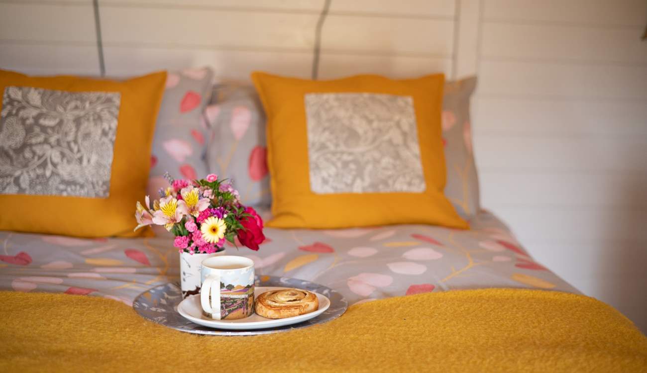 The sumptuous double bed promises a peaceful night's sleep. 