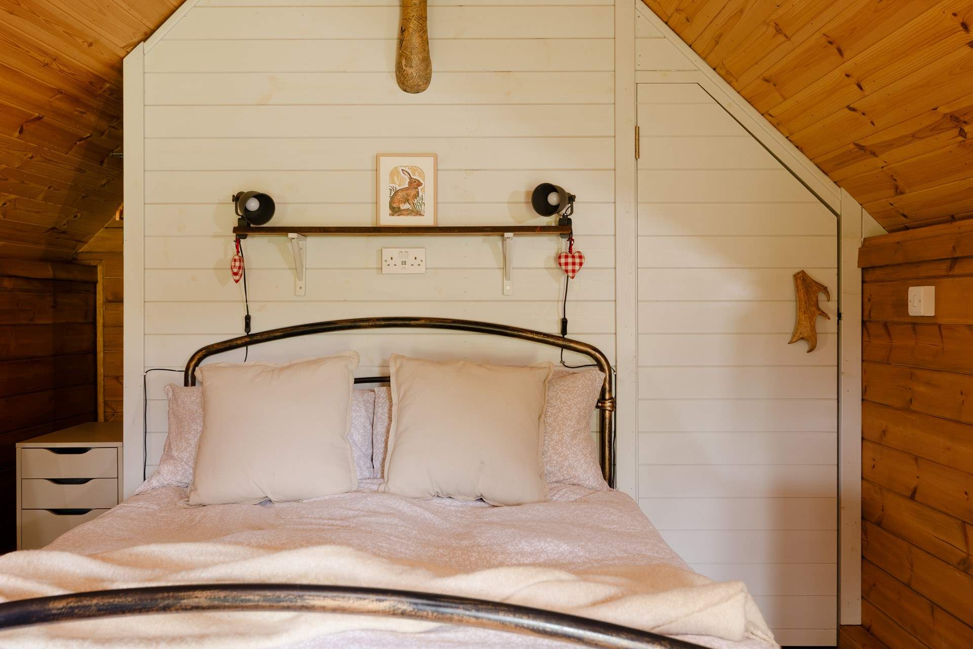 The sumptuous double bed promises a peaceful night's sleep. 
