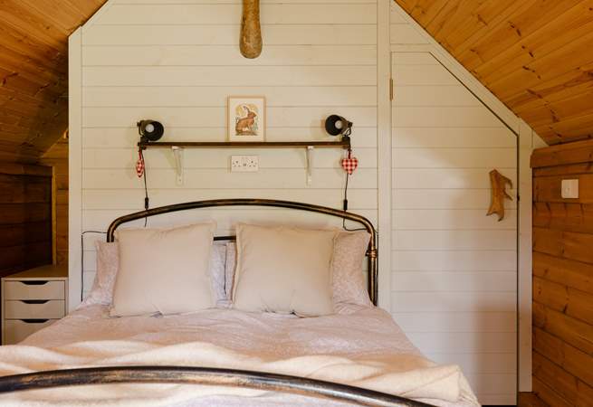 The sumptuous double bed promises a peaceful night's sleep. 