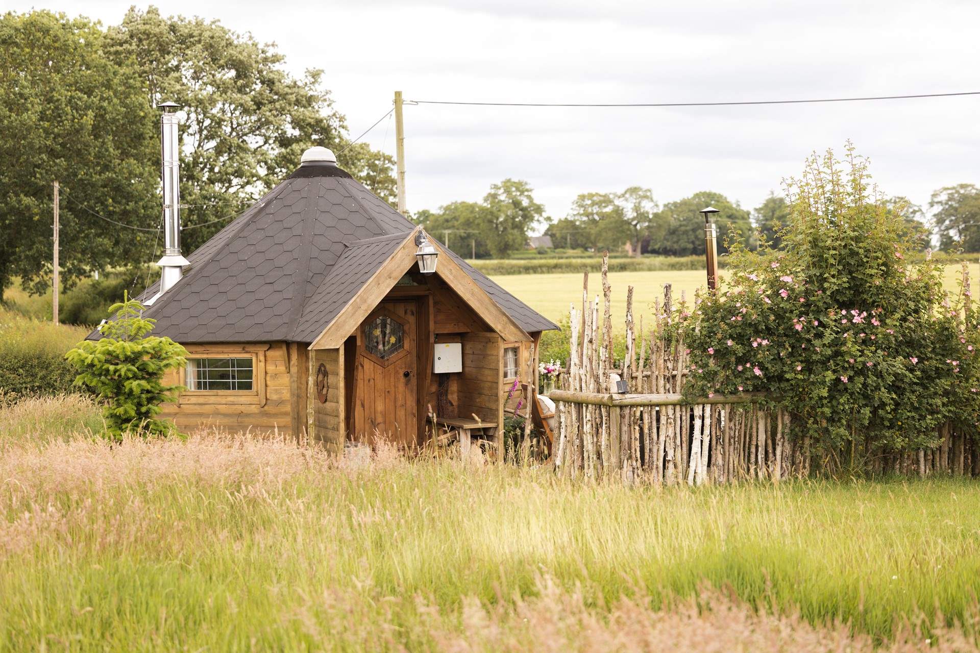 The Woodsman - Cabin with wood-fired hot tub in Staffordshire: The cosiest cabin for a peaceful retreat to nature. Enjoy a day of exploring the local area before returning to light the hot tub and sinking into the dreamy ambience that surrounds your heavenly hideaway. 