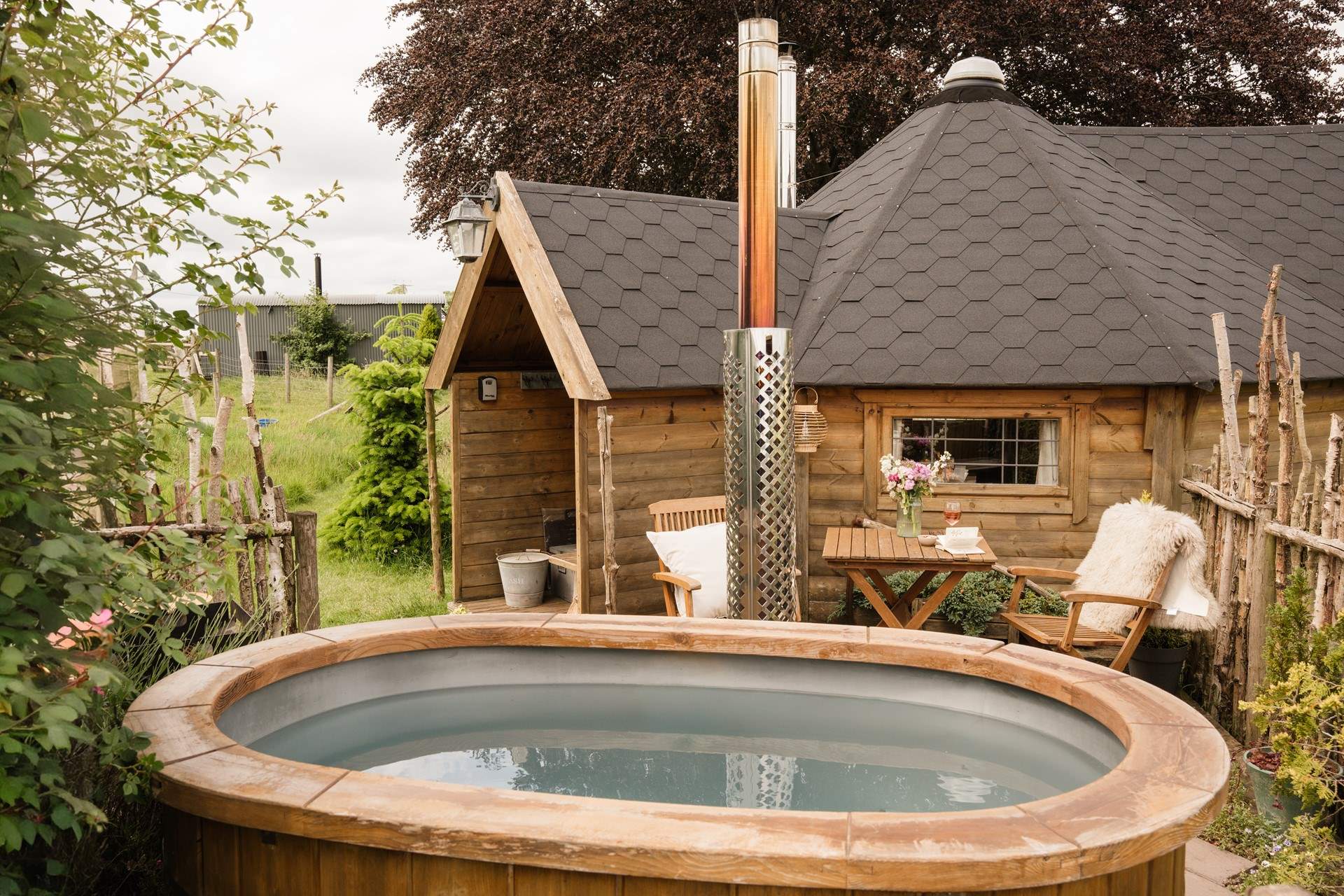 A cosy cabin with a heavenly hot tub. 