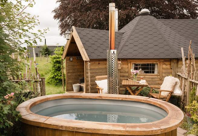 A cosy cabin with a heavenly hot tub. 