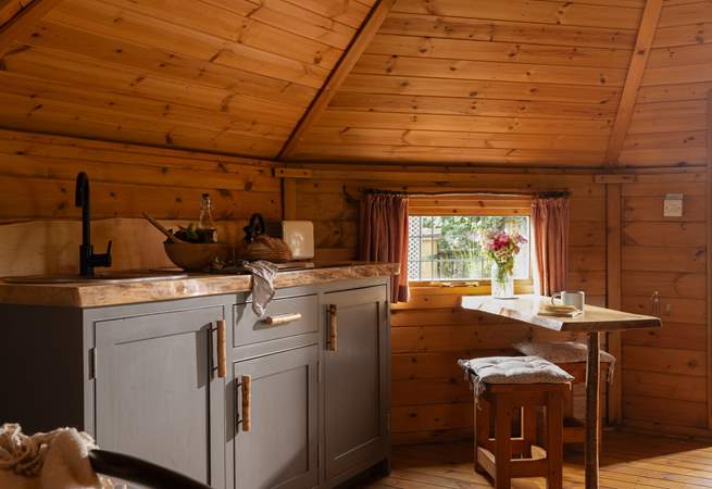 The kitchen is well-equipped for your stay in nature. 