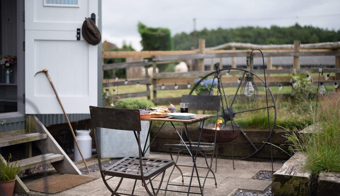On a summer's eve embrace al fresco moments by the warmth of the fire-pit. 