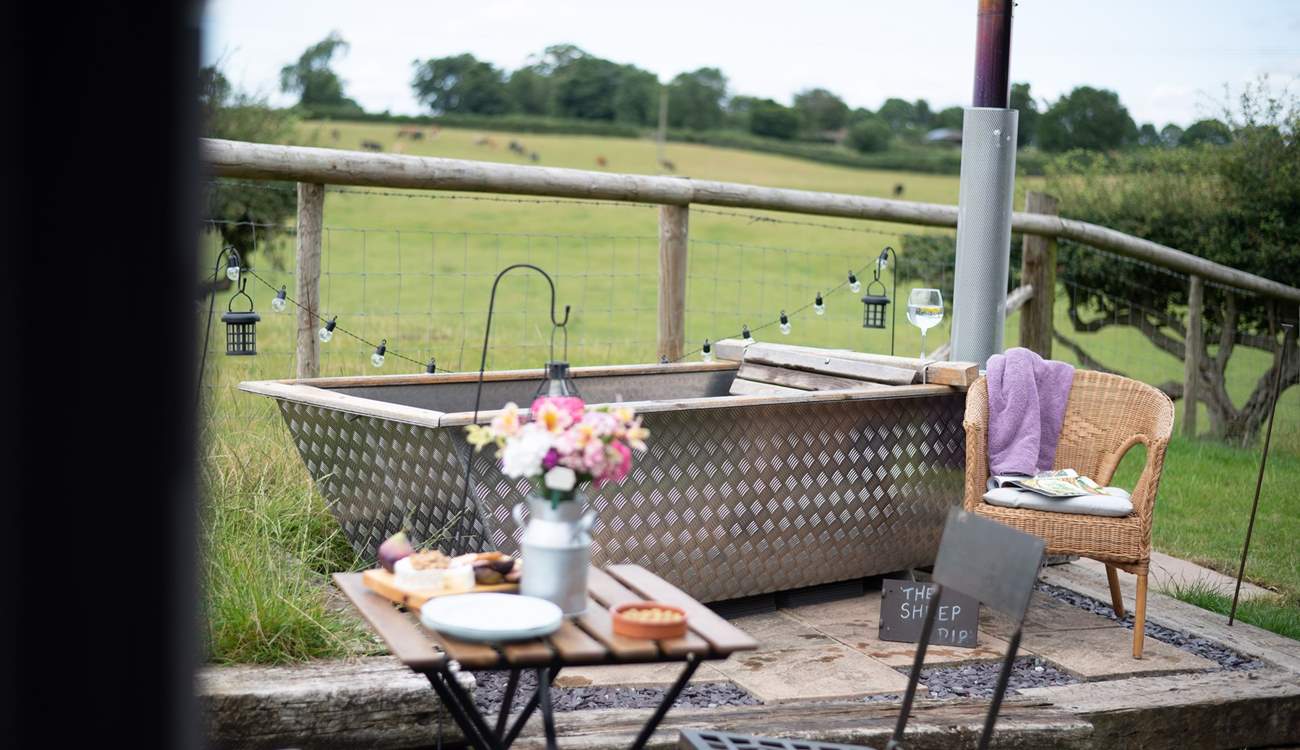 This heavenly glamping abode even has a dreamy Scandinavian-style wood-fired hot tub. What a treat! 
