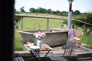 This heavenly glamping abode even has a dreamy Scandinavian-style wood-fired hot tub. What a treat!