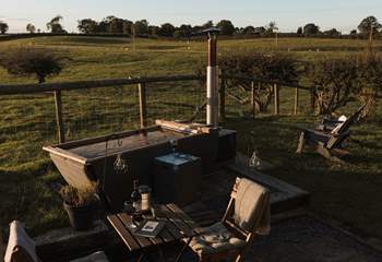 This heavenly glamping abode even has a dreamy Scandinavian-style wood-fired hot tub. What a treat! 