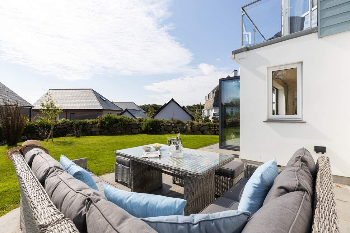 The spacious garden.