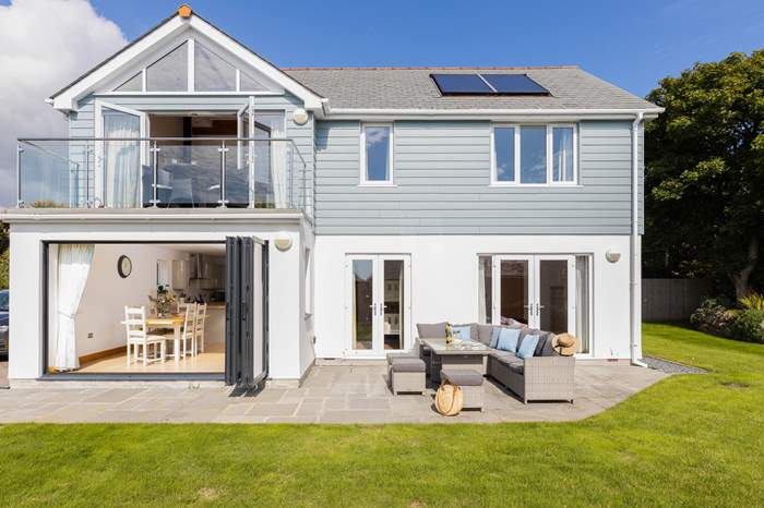Lowenna House is a 4 bedroom holiday cottage near the beach in Coverack, West Cornwall.