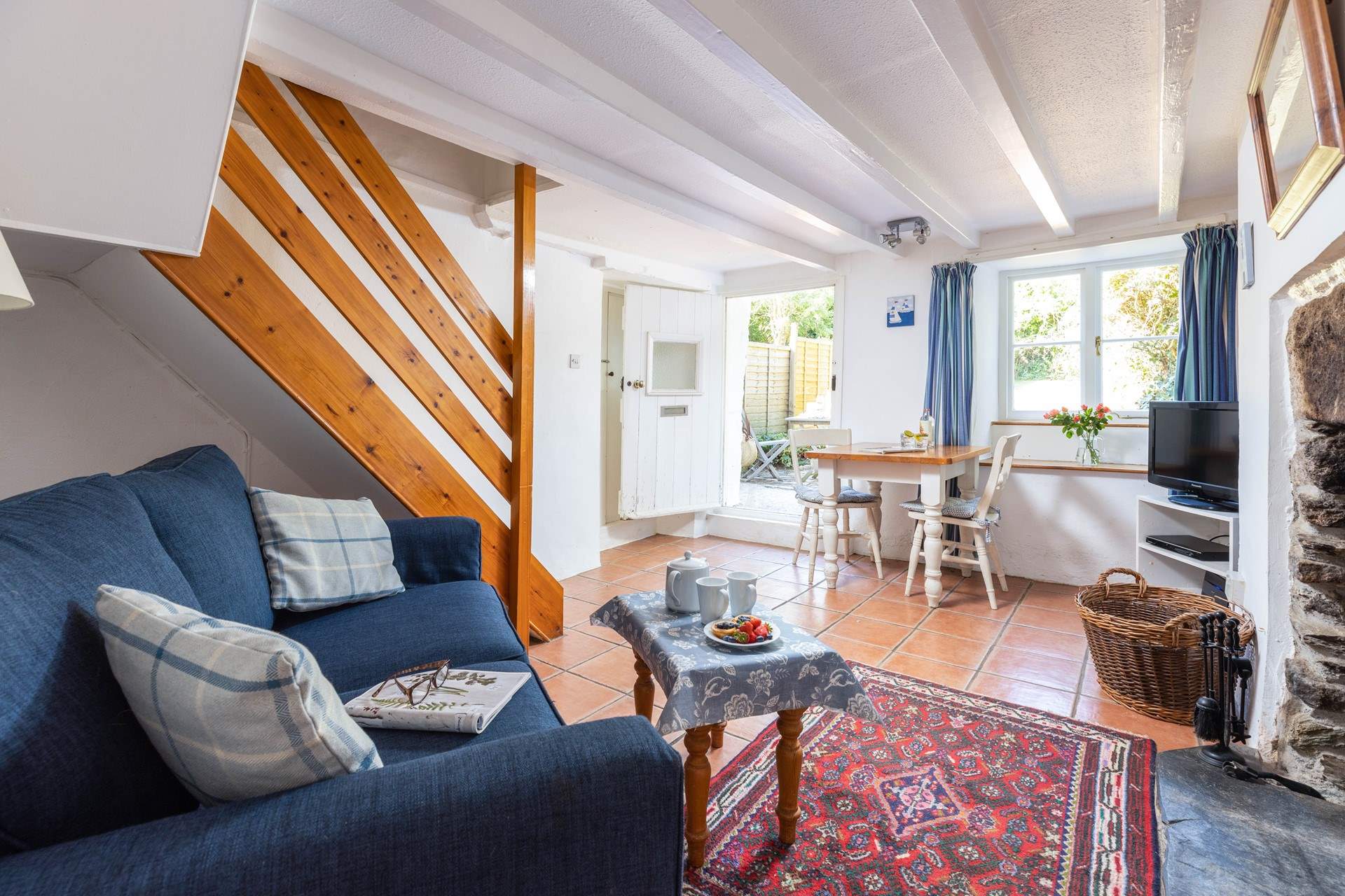 The cosy living space looks out over the garden. 