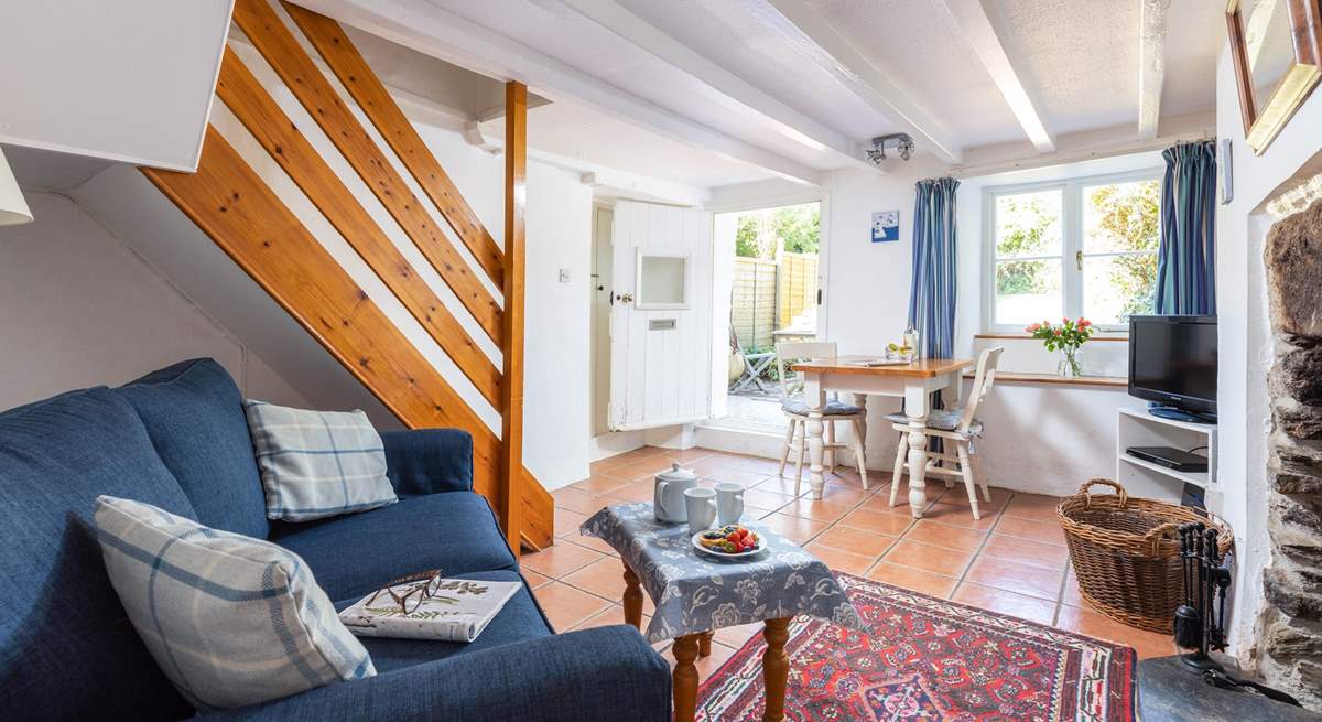 The cosy living space looks out over the garden. 