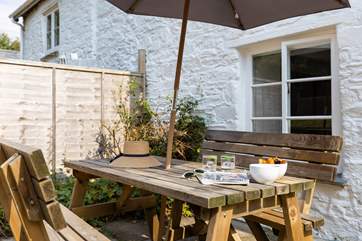 Al fresco dining in the Cornish sun, perfect!
