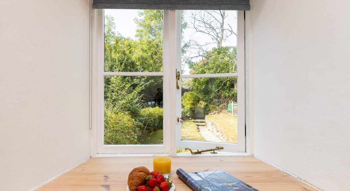 This traditional cottage has extra thick Cornish granite walls creating lovely feature window sills and seats.