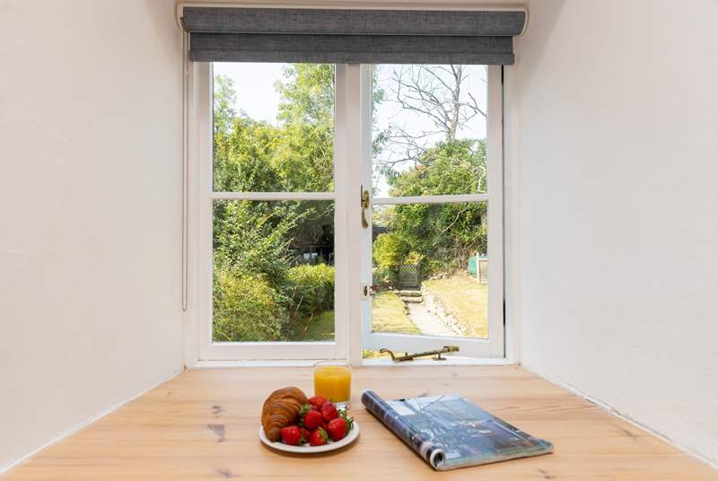 This traditional cottage has extra thick Cornish granite walls creating lovely feature window sills and seats.