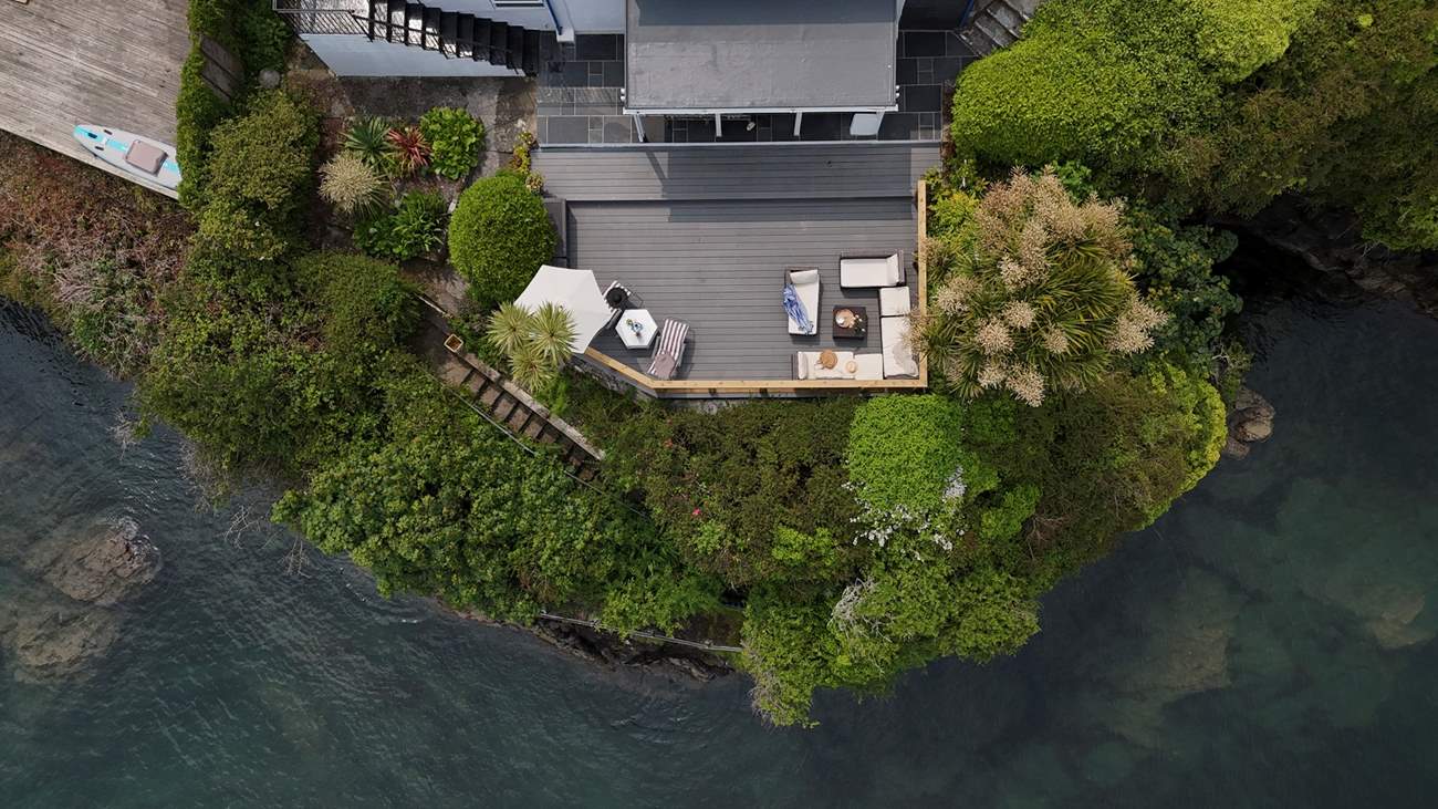 There are a steep flight of steps from the deck area to access the creek, take great care and do not leave children unattended.