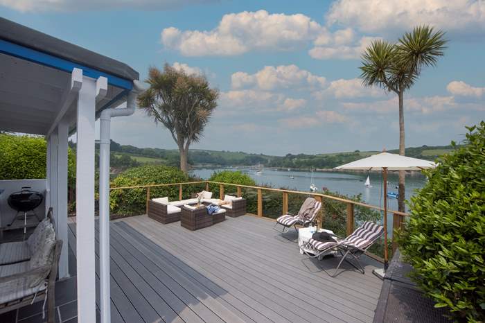 Rose on the Cliff is a 4 bedroom, dog friendly cottage with sea views near Helford.