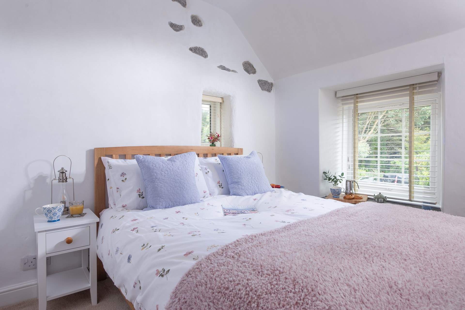 The cosy double bedroom.