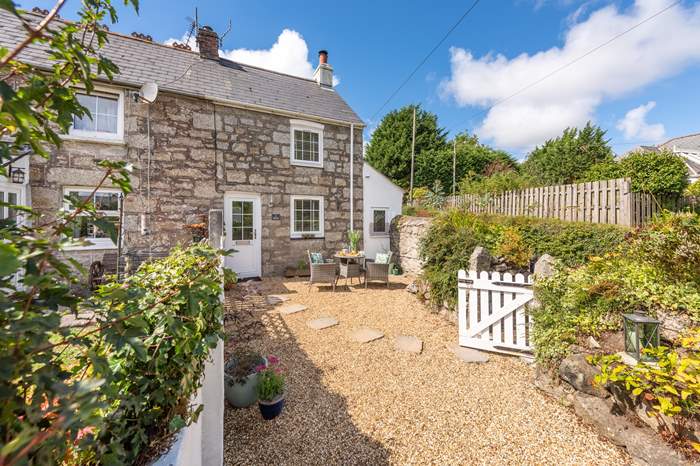 Pheasant Cottage is a 1 bedroom, dog friendly holiday cottage near Falmouth, West Cornwall.