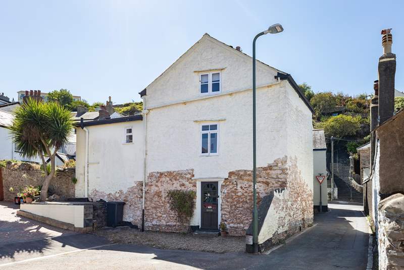 Welcome to Pebble Cottage, perfectly situated in the centre of Brixham. 