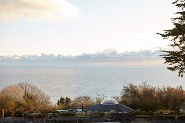 Just look at how close this heavenly hideaway is situated to the ocean.