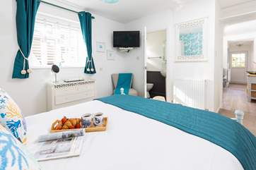 The bedroom has an en suite shower-room.
