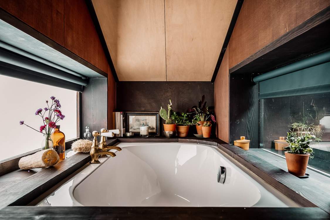 Sink into the heavenly bathtub!
