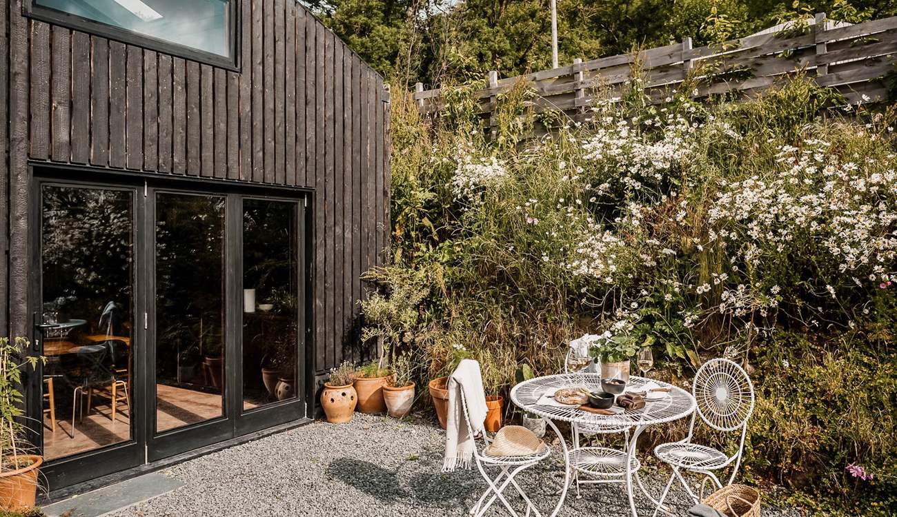 The outdoor space is just idyllic for romantic evenings.