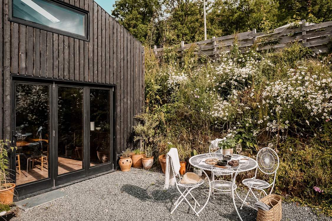 The outdoor space is just idyllic for romantic evenings.