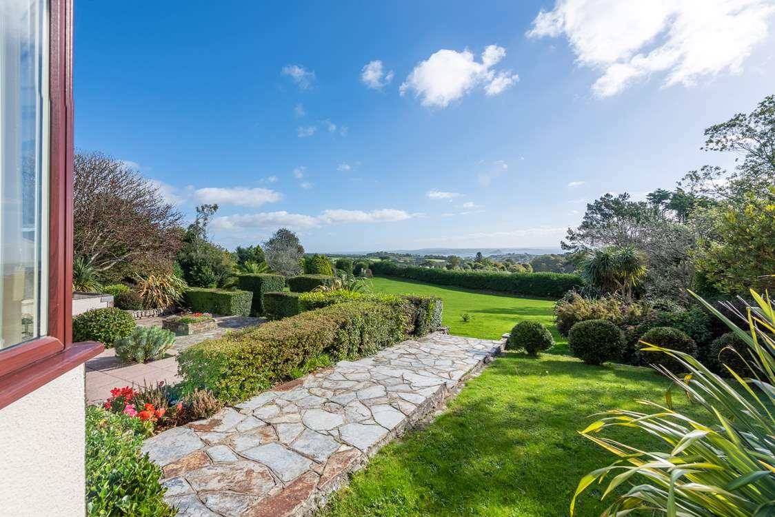 Throughout the year you can admire the beautifully kept gardens. Please take care on the steps throughout the garden.