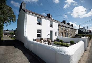 Peveril is a characterful cottage located on a no through road that leads to the beach. Parking is to the rear (see the white Mini)