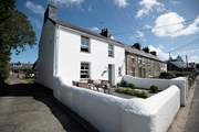 Peveril is a characterful cottage located on a no through road that leads to the beach. Parking is to the rear (see the white Mini)