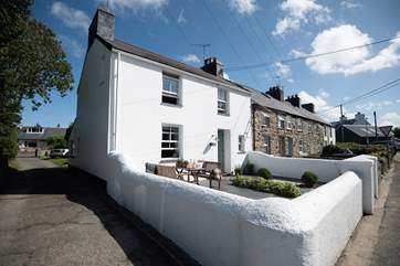 Peveril is a characterful cottage located on a no through road that leads to the beach. Parking is to the rear (see the white Mini)