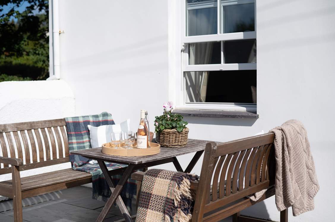 Evening drinks al fresco.