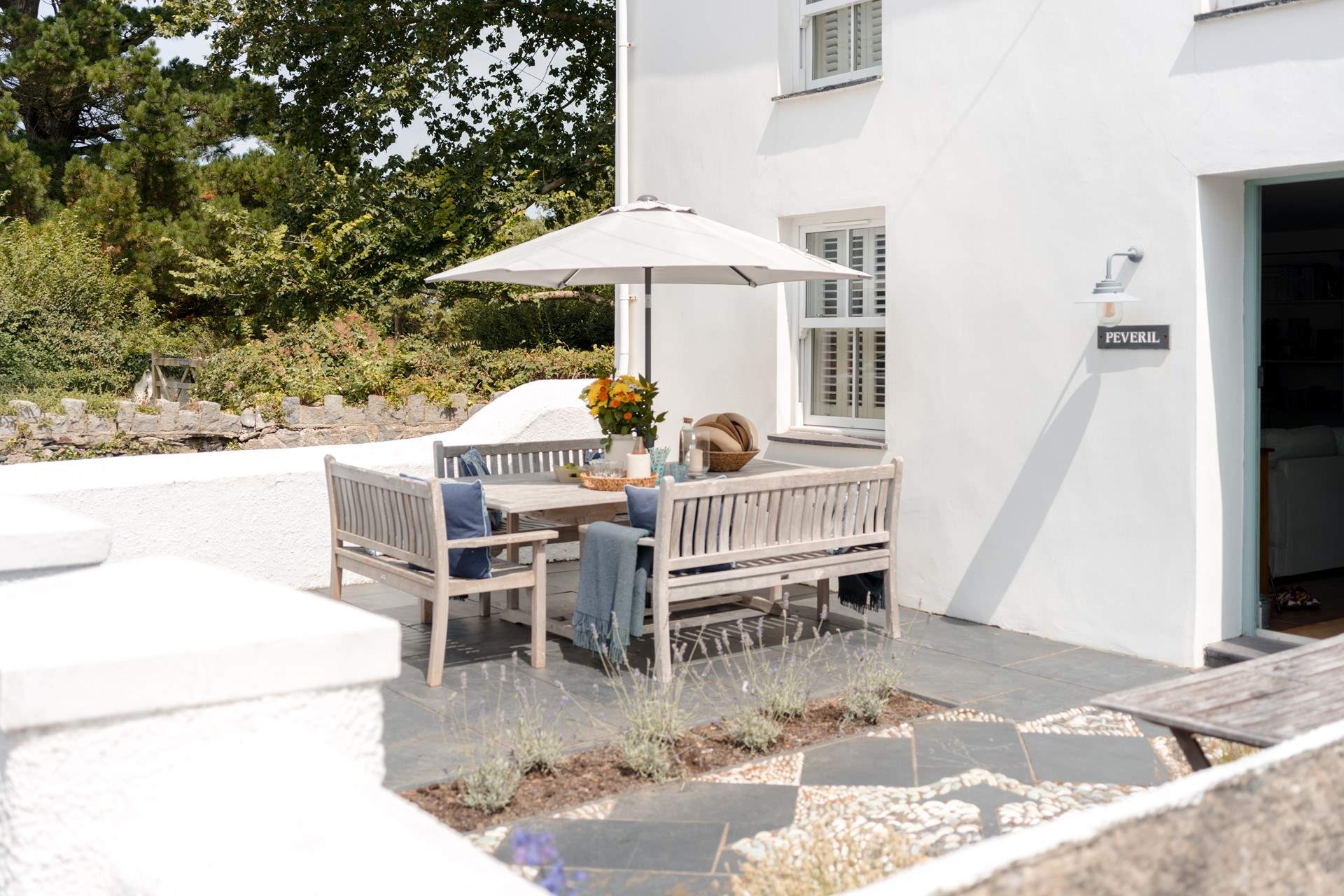 Take a leisurely lunch alfresco, relaxing in the sunshine. 