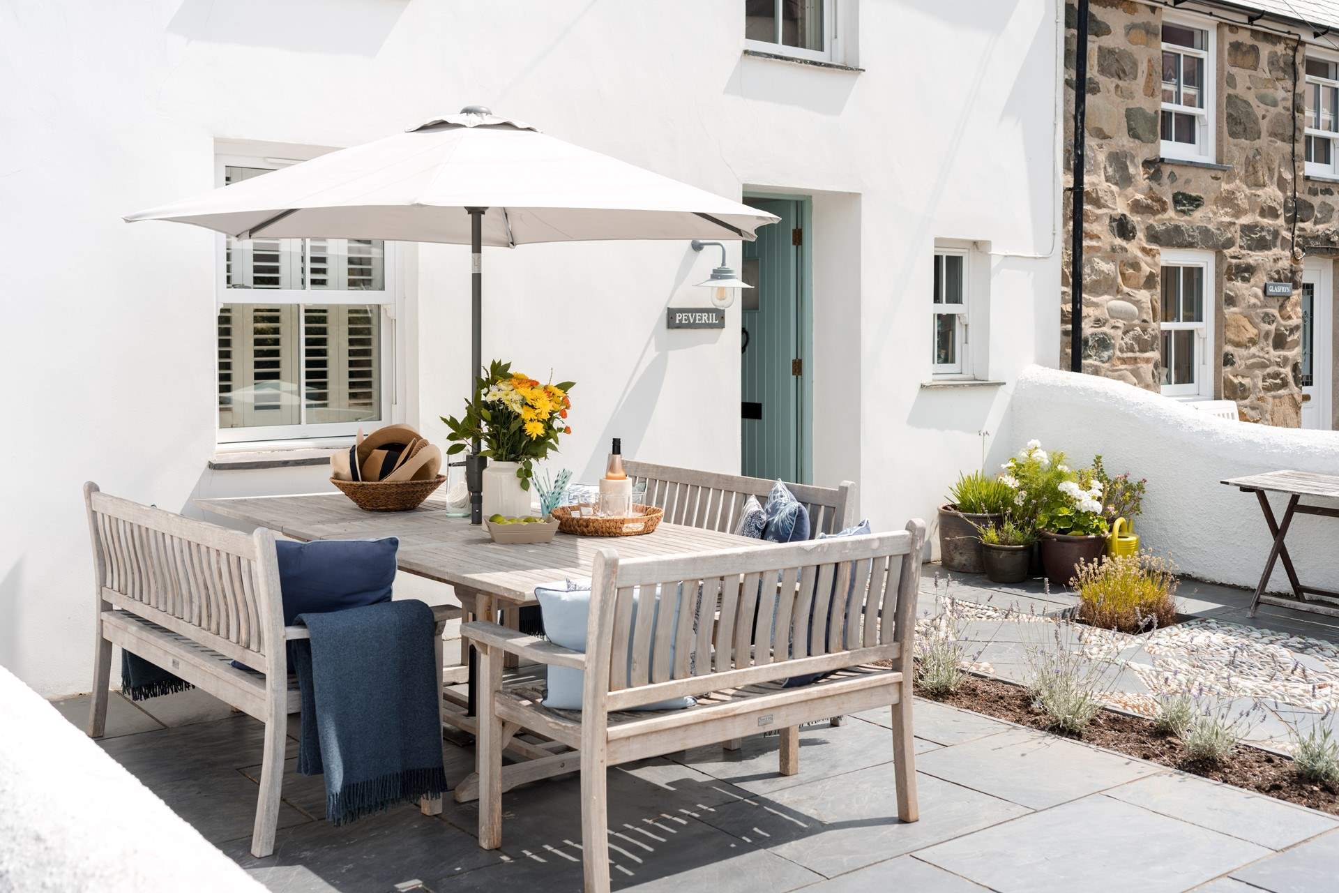 Such a charming place for alfresco meals. 