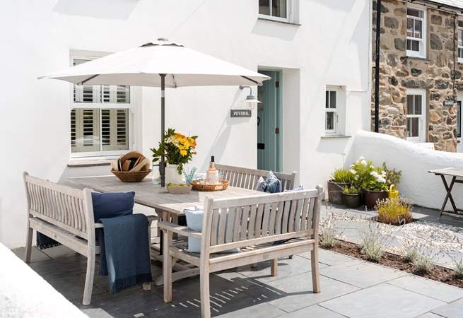 Such a charming place for alfresco meals. 